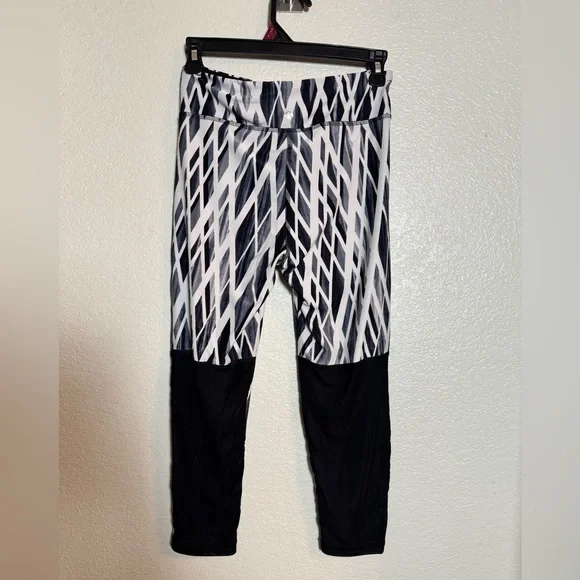 Bundle of Small Workout Leggings - Picture 7 of 14